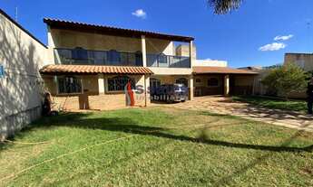 Imagem: 4 dormitórios, 1 suítes, 3 banheiro, 8