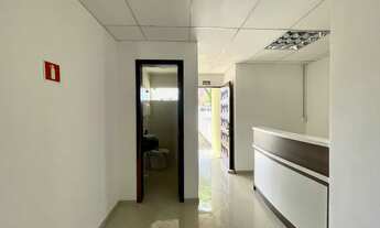 Imagem 3: Casa comercial no Ahú, Curitiba. São 422,70m2 de área construída e 595,10 m2 de terreno co