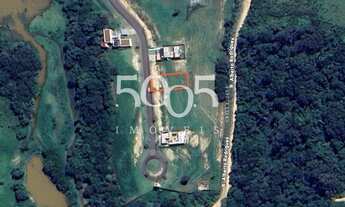 Imagem 2: Ótimo terreno em aclive com 512m2 de área total em rua tranquila do condomínio