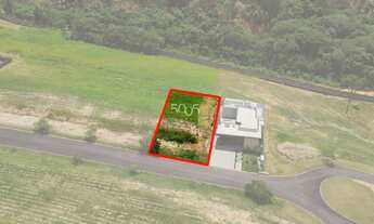 Imagem 1: Ótimo terreno em aclive com 521m2 de área total em rua tranquila do condomínio