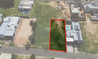 Imagem 1: Ótimo terreno em aclive com 503m2 de área total em rua tranquila do condomínio