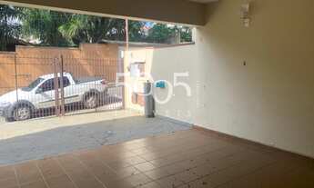 Imagem 2: Casa à venda no bairro Brasil em Itu, ideal para clínicas ou escritório, com 250m2 de terr