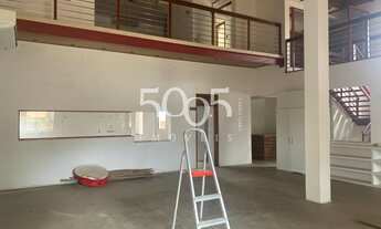 Imagem 4: Venda ou Locação, Itu. Amplo espaço com pé direito duplo, cozinha equipada