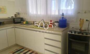 Imagem 5: Belíssima casa localizada na esquina da rua viabilizando uma área e um planejamento de con