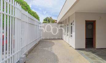 Imagem 2: Casa bem interessante, com pé direito alto e excelente estrutura de construção