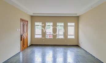 Imagem 3: Casa bem interessante, com pé direito alto e excelente estrutura de construção