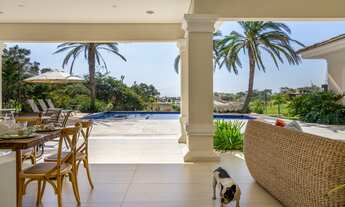 Imagem 2: Excelente imóvel térreo com fundo para área verde, com 380m2 de construção em um terreno d