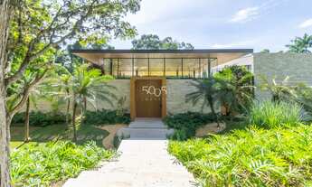 Imagem 2: Com uma arquitetura contemporânea e sutil projetada pelo renomado arquiteto Caio Bandeira