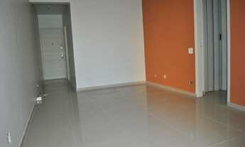 Imagem 4: Condomínio com portaria e segurança. Excelente localização à 11 minutos andando da Estaçã