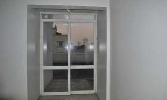 Imagem 6: Condomínio com portaria e segurança. Excelente localização à 11 minutos andando da Estaçã