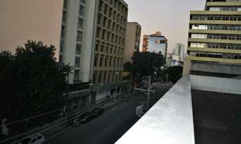 Imagem 3: Condomínio com portaria e segurança. Excelente localização à 11 minutos andando da Estaçã