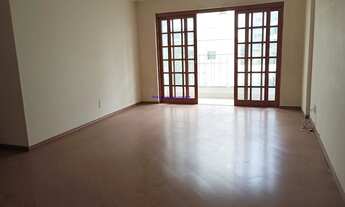 Imagem 2: Condomínio com portaria e segurança 24hrs. Excelente localização á 9 minutos andando para