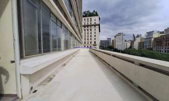 Imagem 3: Condomínio com recepção e segurança. Excelente localização á 4 minutos andando para a est