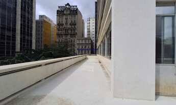 Imagem 2: Condomínio com recepção e segurança. Excelente localização á 4 minutos andando para a est