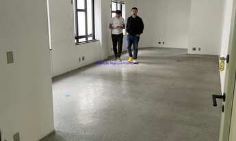 Imagem 3: Condomínio com recepção e segurança. Excelente localização á 10 minutos andando para a es