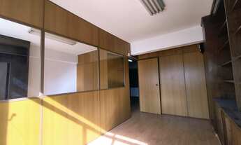 Imagem 7: Condomínio com portaria e segurança. Excelente localização á 4 minutos andando para a est