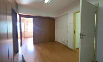 Imagem 6: Condomínio com portaria e segurança. Excelente localização á 4 minutos andando para a est