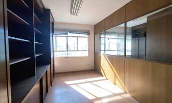 Imagem 4: Condomínio com portaria e segurança. Excelente localização á 4 minutos andando para a est