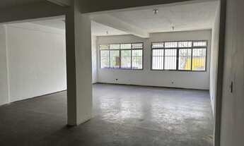 Imagem 2: Condomínio com segurança e portaria. Excelente localização, à 2 minutos andando para a Es