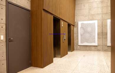 Imagem 11: Condomínio com portaria, segurança, piscina, salão de festas e academia. Excelente locali