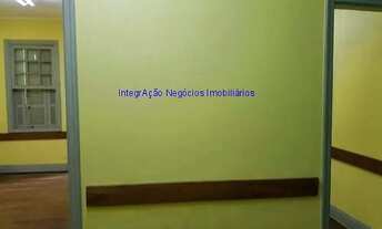 Imagem 2: Sobrado 148m², 6 salas, 2 banheiros, cozinha, área de serviço, quintal. Excelente localiz