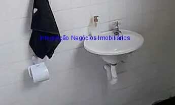 Imagem 6: Galpão 700m², 01 escritório, 05 banheiros e 10 vagas na garagem; Possui quarto e cozinha n