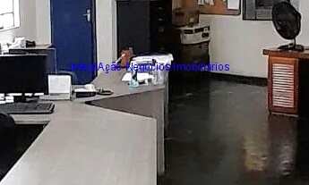 Imagem 4: Galpão 700m², 01 escritório, 05 banheiros e 10 vagas na garagem; Possui quarto e cozinha n