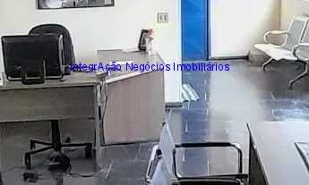 Imagem 5: Galpão 700m², 01 escritório, 05 banheiros e 10 vagas na garagem; Possui quarto e cozinha n