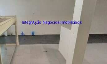 Imagem 7: Loja 563m², 03 salas e 02 banheiros; Dispõe de um salão com 300m² de área térrea com pé di