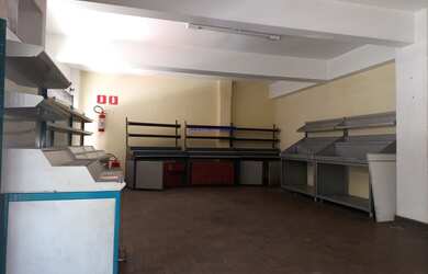 Imagem 7: Loja com 180m² + 40m² de sobreloja e 02 banheiros. Excelente localização á 3 minutos anda