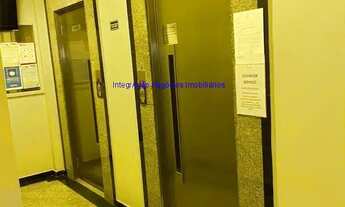 Imagem 6: Condomínio com portaria e segurança 24hrs; lavanderia, e jardim. Excelente localização á