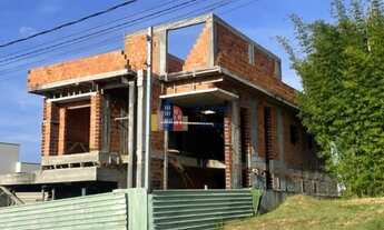 Imagem: Casa em obra em fase de acabamento, no condomínio