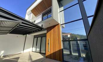 Imagem: Casa de alto padrão do Saguaçu, com piscina