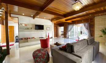 Imagem: Casa à venda, com piscina e área de lazer