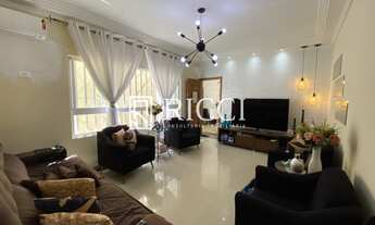 Imagem: Casa sobreposta baixa com edicula