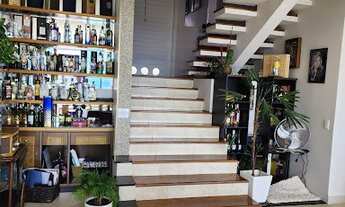 Imagem 2: Residência de Luxo com 5 Suítes e Espaço Gourmet e Piscina