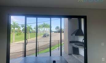 Imagem 3: Residência de Luxo com 3 Suítes e Espaço Gourmet no Condomínio