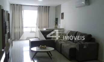 Imagem: De frente, próxima a praça e o mar !