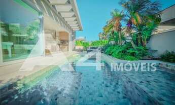 Imagem: Mansão com piscina em concreto mob. E decorada