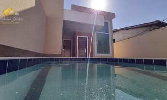 Imagem 3: CASA LINEAR COM 3 QUARTOS SENDO 1 SUÍTE E PISCINA A VENDA NO BAIRRO VILLAGE EM RIO DAS OST