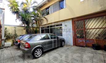 Imagem 2: Casa na Av Ceci: 4 quartos, 1 suíte, 3 banheiros, 3 vagas e um quintal espaçoso