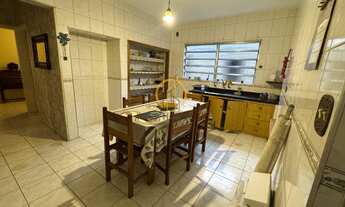 Imagem 2: Terreno com 2 casas térreas, garagem coberta com 4 vagas, lavanderia e edícula