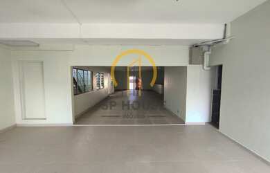 Imagem 5: Sobreloja com vão livre de 200m , possui 2 banheiros e 2 Vestiários. Boa localização com o