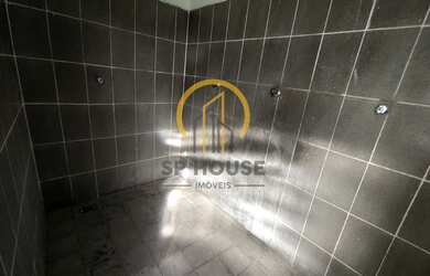 Imagem 6: Sobreloja com vão livre de 200m , possui 2 banheiros e 2 Vestiários. Boa localização com o