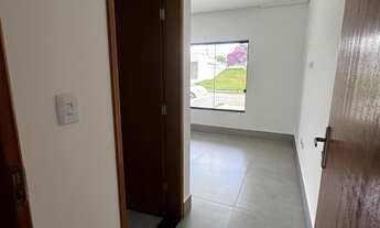 Imagem 5: Casa de Luxo em Condomínio - 3 Quartos Sendo 2 Suítes, 2 Salas, 3 Banheiros, 2 Vagas na Ci