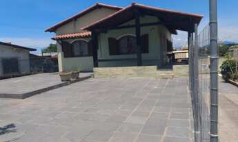 Imagem 1: Ótima casa com 05 quartos sendo 01 suíte, 02 salas, cozinha, 02 banheiros, área de serviço