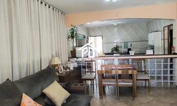 Imagem 2: Casa com 3 quartos sendo uma suíte, sala, cozinha, 02 banheiros, área de serviço, garagem