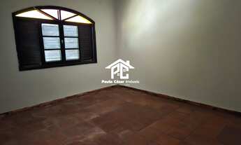 Imagem 2: Casa com 3 quartos sendo 1 suíte, sala em L, banheiro, cozinha , garagem coberta, churrasq