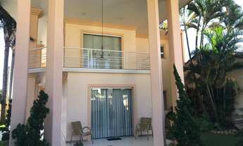 Imagem 2: Casa de Luxo no Centro de Araruama-RJ: 5 Quartos, 5 Suítes, 3 Salas, 3 Vagas de Garagem!