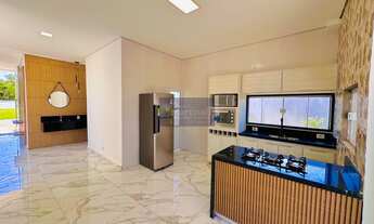 Imagem 2: Casa de Luxo à Venda em Peruíbe-SP: 4 Quartos, 4 Suítes, 3 Salas, 4 Vagas e 245m² no Jardi